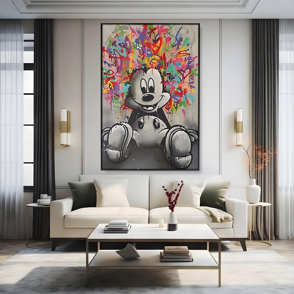 Tablou canvas cu tablou canvas cu mickey mouse colorat, in rama de aluminiu negru, pe perete intr-un living